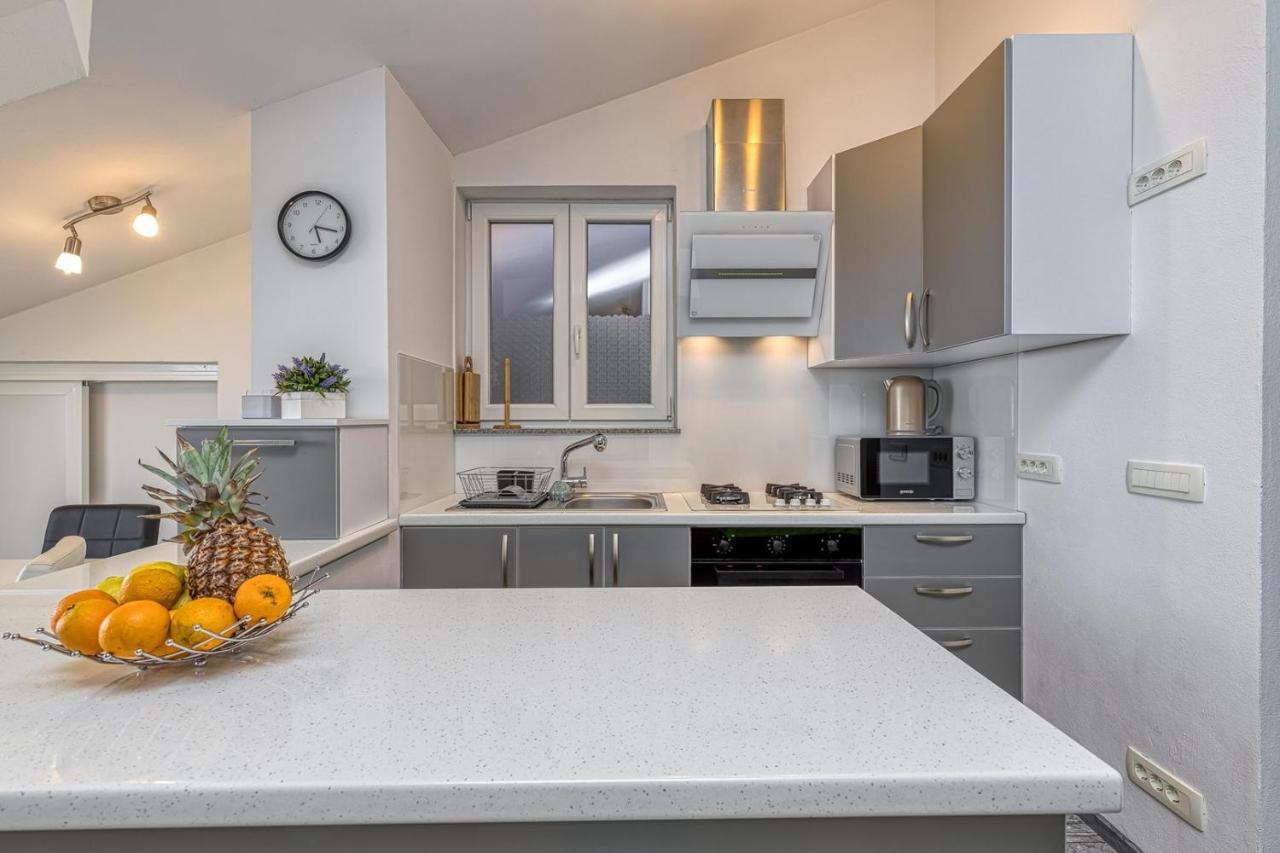 Enjoy At L&C Apartment Ровин Екстериор снимка