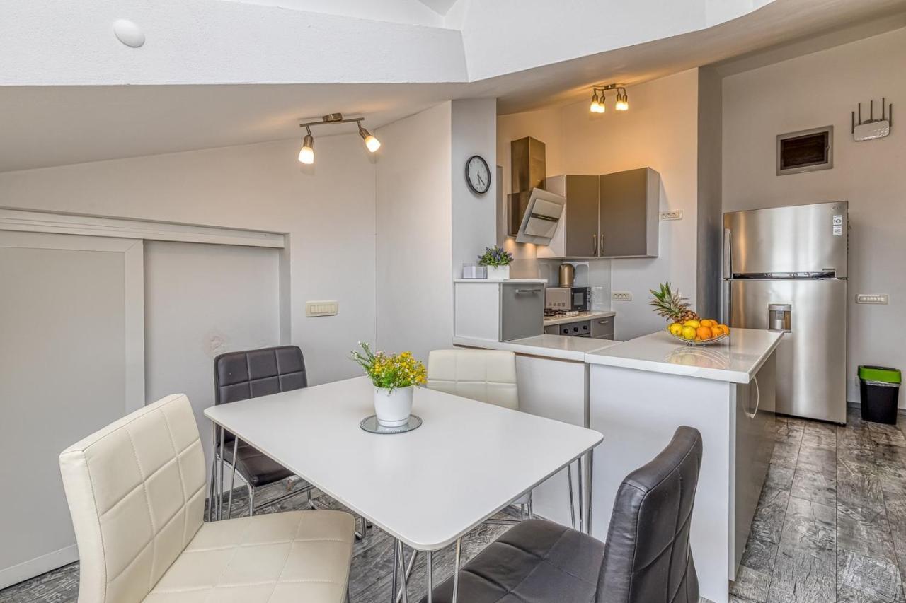 Enjoy At L&C Apartment Ровин Екстериор снимка